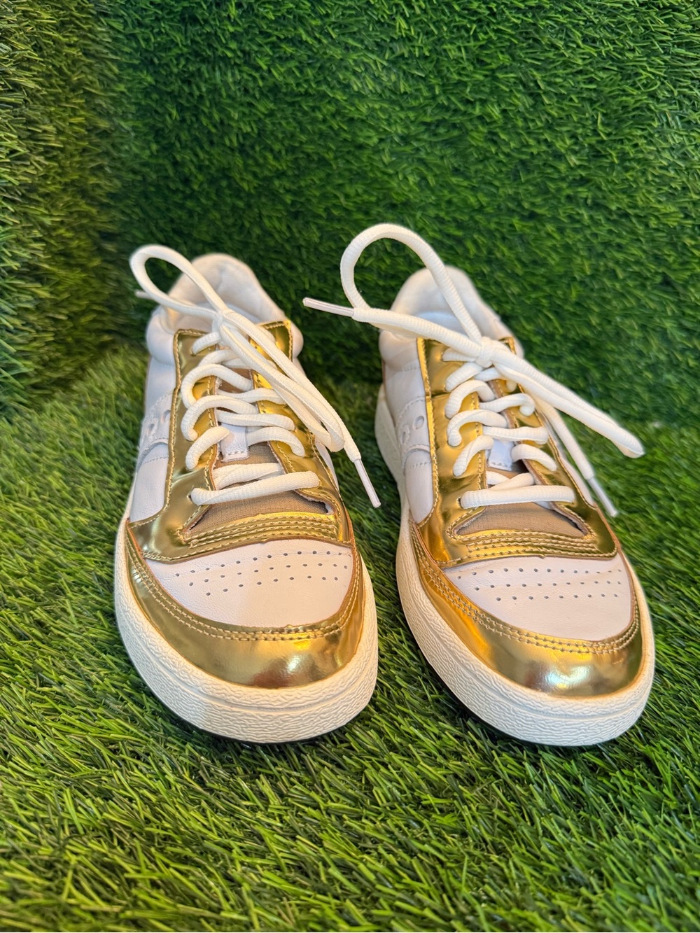 Saucony women Jazz Court White/Gold overlays Fashion Sneakers w 6.5